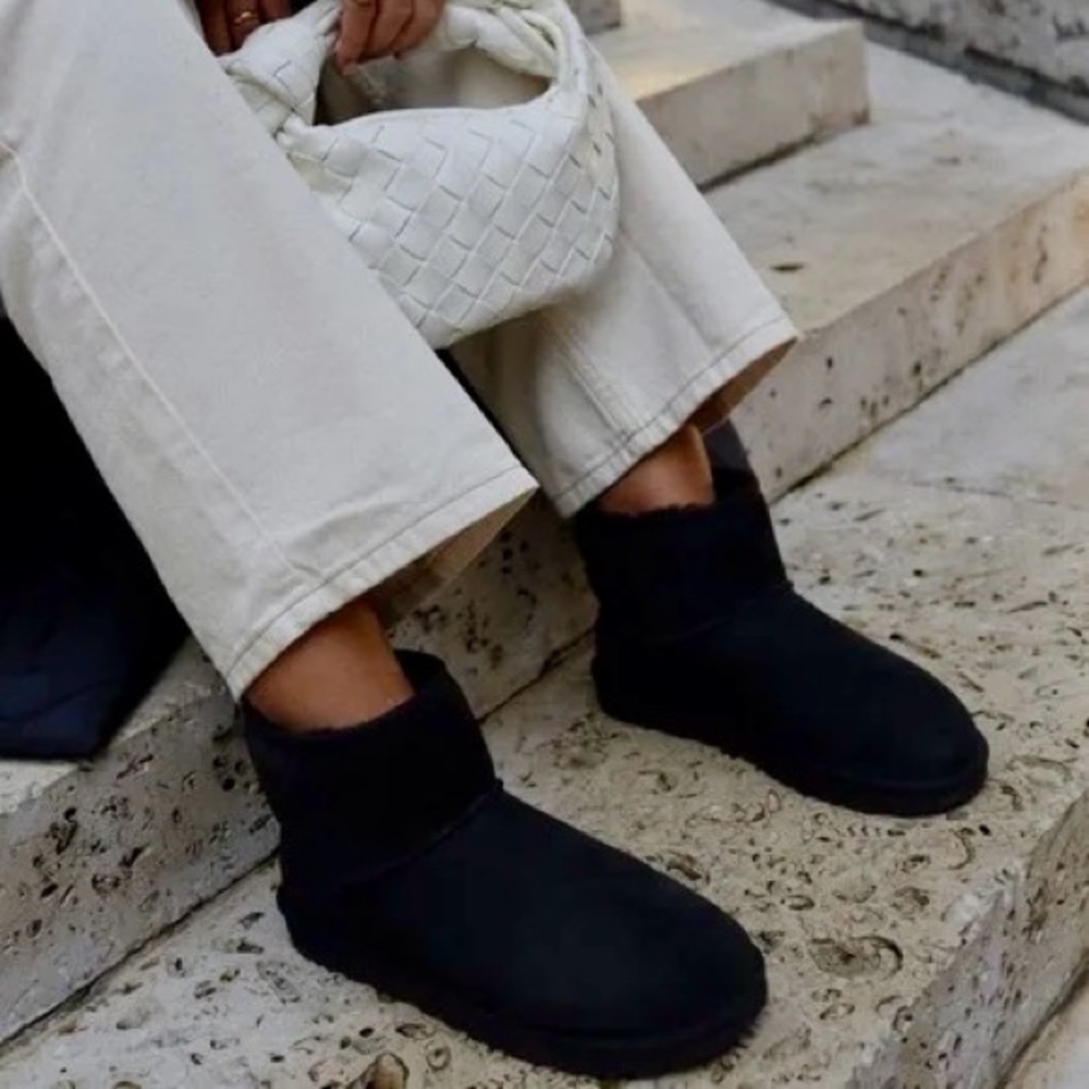 Black UGG class mini II
